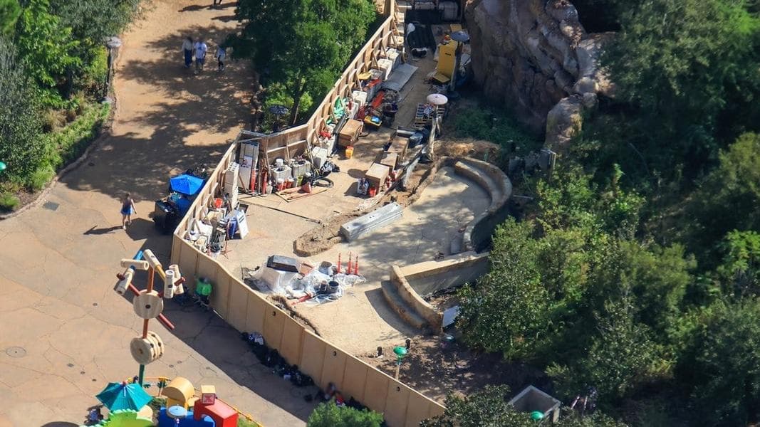 New Bench Seating Installed Between Toy Story Land and Star Wars: Galaxy’s Edge in Disney’s Hollywood Studios