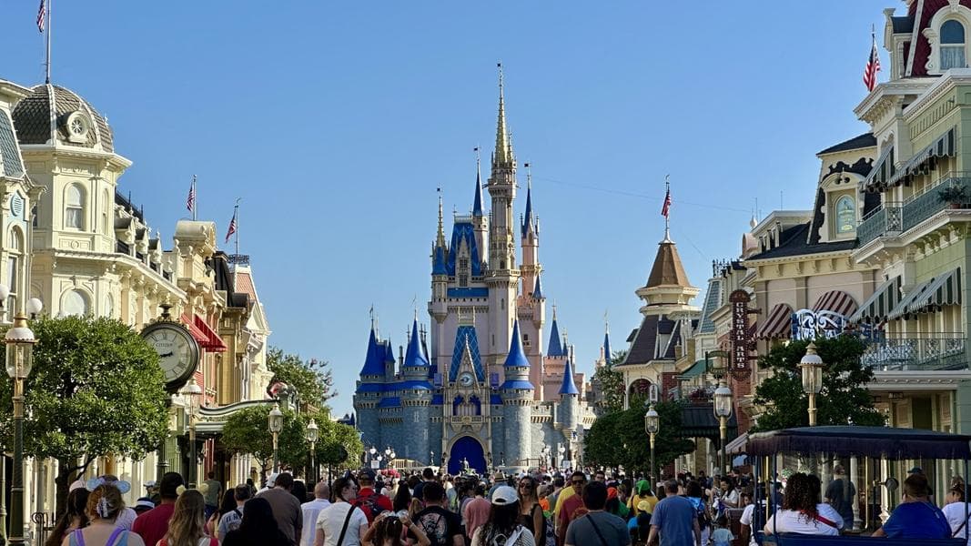 PHOTO REPORT: Magic Kingdom 5/2/2025 (Flying Toilet, Volcanic Rocks, and a Visit with the Dapper Dans)