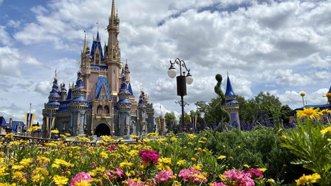 PHOTO REPORT: Magic Kingdom 5/17/21 (Casey Jr. Painting Progress, Prince Charming Regal Carrousel Refurbishment Continues, Splash Mountain Capacity Increased, and More)