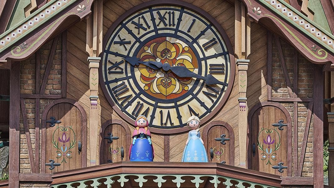 Anna and Elsa Figures Added to Clock Tower at World of Frozen