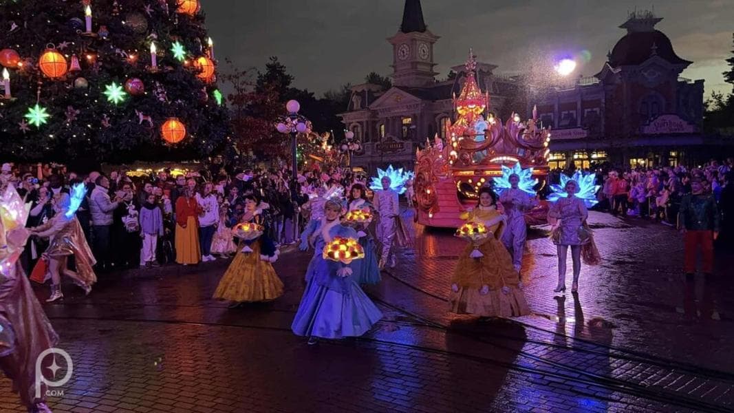Small changes to this year’s Christmas Parade at Disneyland Paris