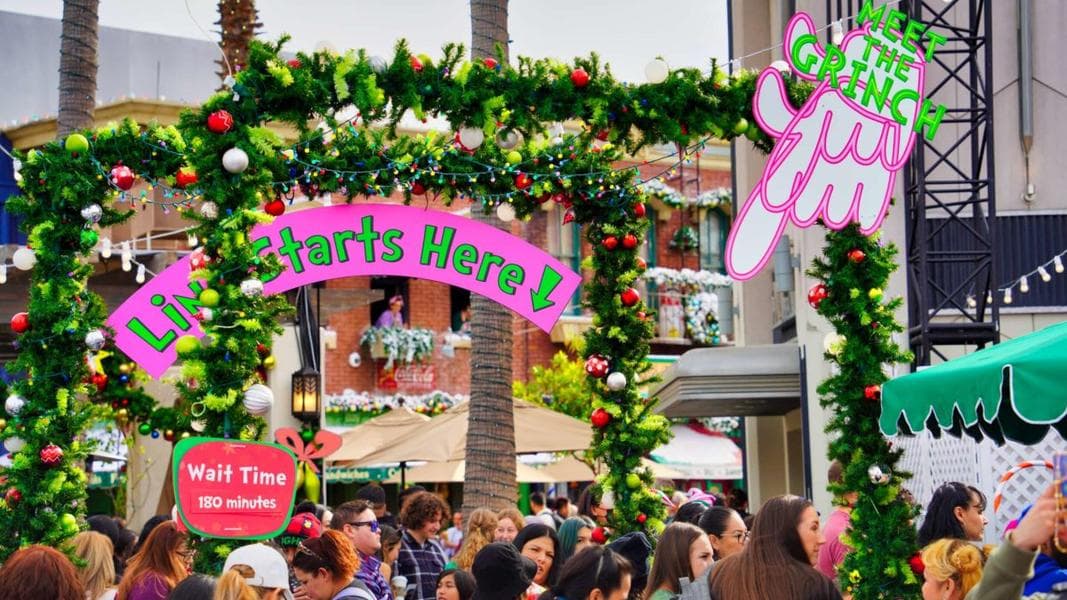 PHOTO REPORT: Universal Studios Hollywood 12/22/22 (Huge Holiday Crowds, Lights in Super Nintendo World, A Mischievous Bird Sets Off Fireworks)