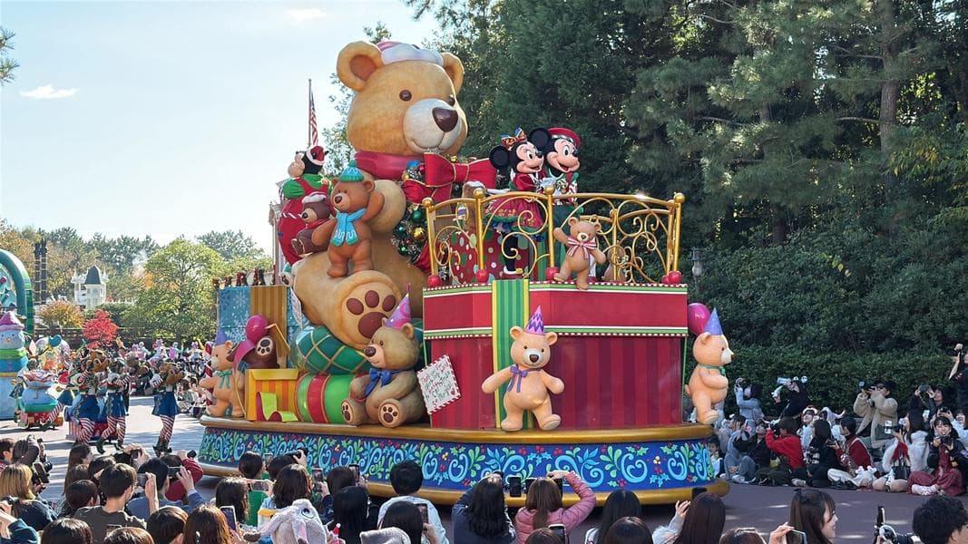 FIRST LOOK: Debut Performance of New Christmas Parade at Tokyo Disneyland