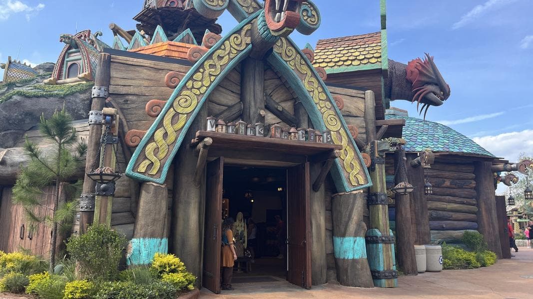 VIDEO: Tour Viking Traders in How to Train Your Dragon – Isle of Berk at Epic Universe