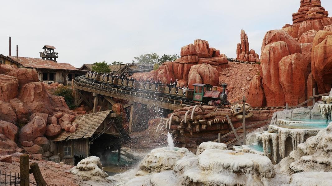 PHOTO REPORT: Tokyo Disneyland 12/10/20 (OLC Reduces Social Distancing, Characters Out & About, Curry Popcorn Returns, & More!)