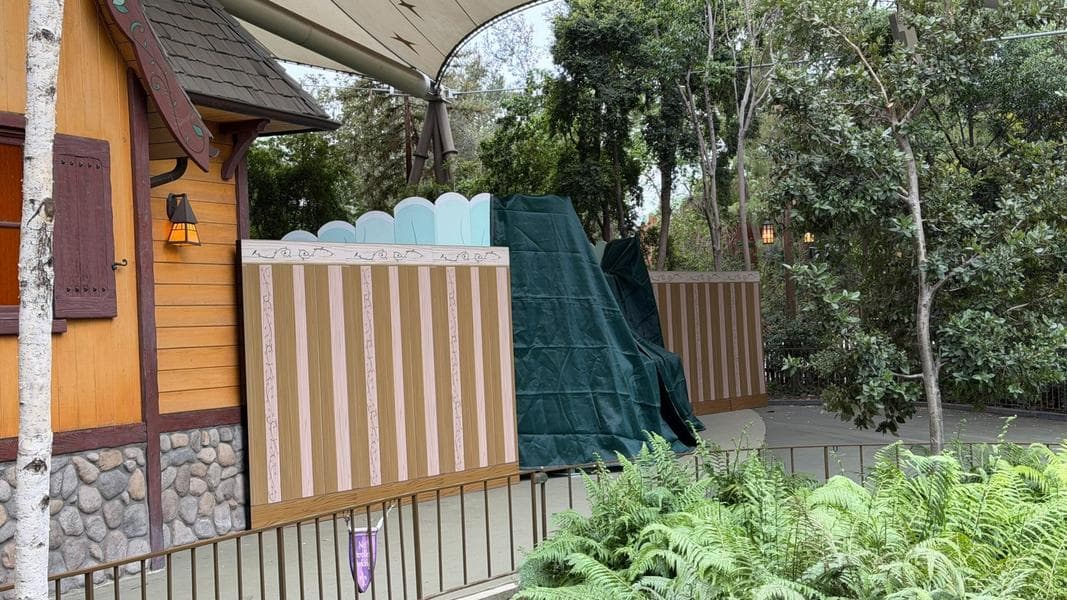 First Thematic Walls Installed at Disneyland’s Fantasyland Theatre for ‘Bluey’ Stage Show