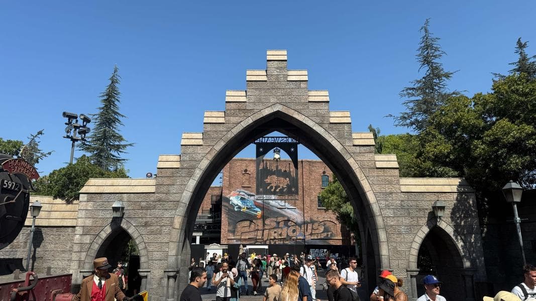 Fast & Furious: Hollywood Drift Visible From Inside Hogsmeade at Universal Studios Hollywood