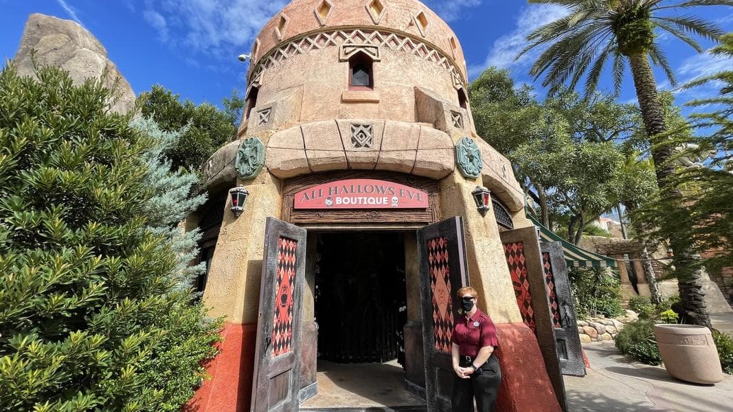 All Hallows Eve Boutique Opens in Lost Continent – Islands of Adventure’s Own Tribute Store!