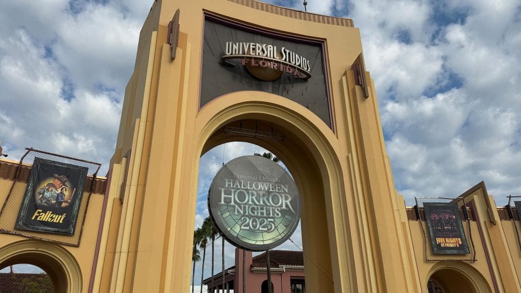 Halloween Horror Nights 2025 Medallion Installed at Universal Orlando