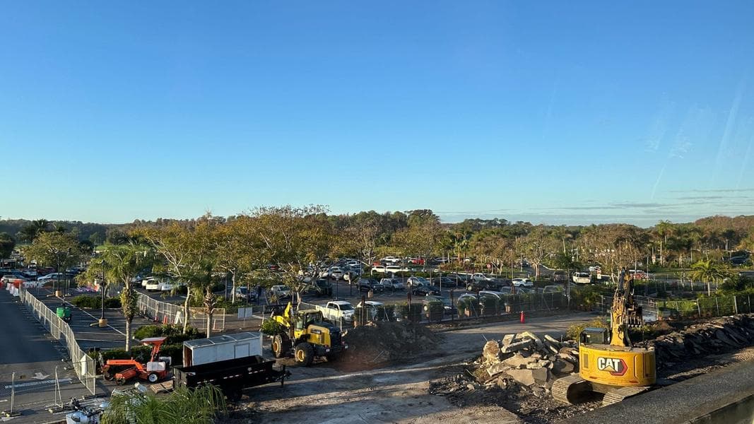 Seven Seas Lagoon Views Obstructed by Maintenance Work at Disney’s Polynesian Resort’s ‘Ohana Restaurant