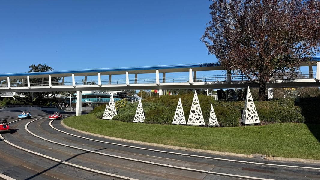 Magic Kingdom Holiday Ride Overlays Continue For Day Guests After Mickey’s Very Merry Christmas Party