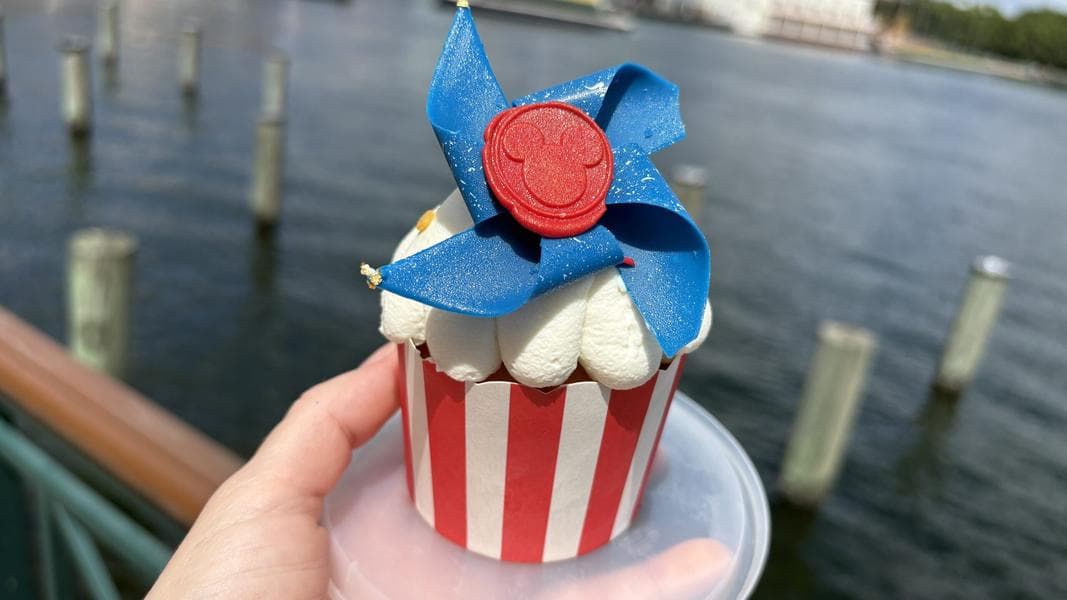 REVIEW: Patriotic Strawberry Shortcake Cupcake at Disney's BoardWalk
