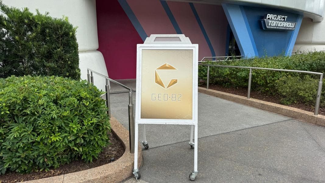 Additional GEO-82 Signage Points to Bar Entrance During Spaceship Earth Refurbishment