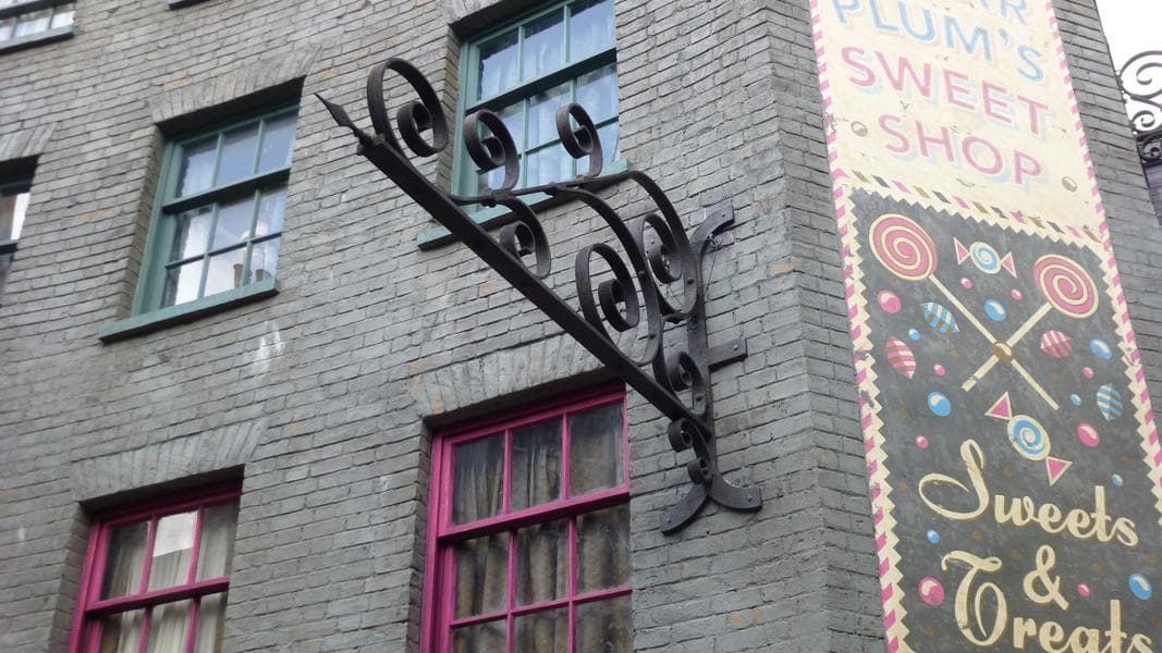 Globus Mundi Store Construction Update in Diagon Alley – Sign Missing and New Windows