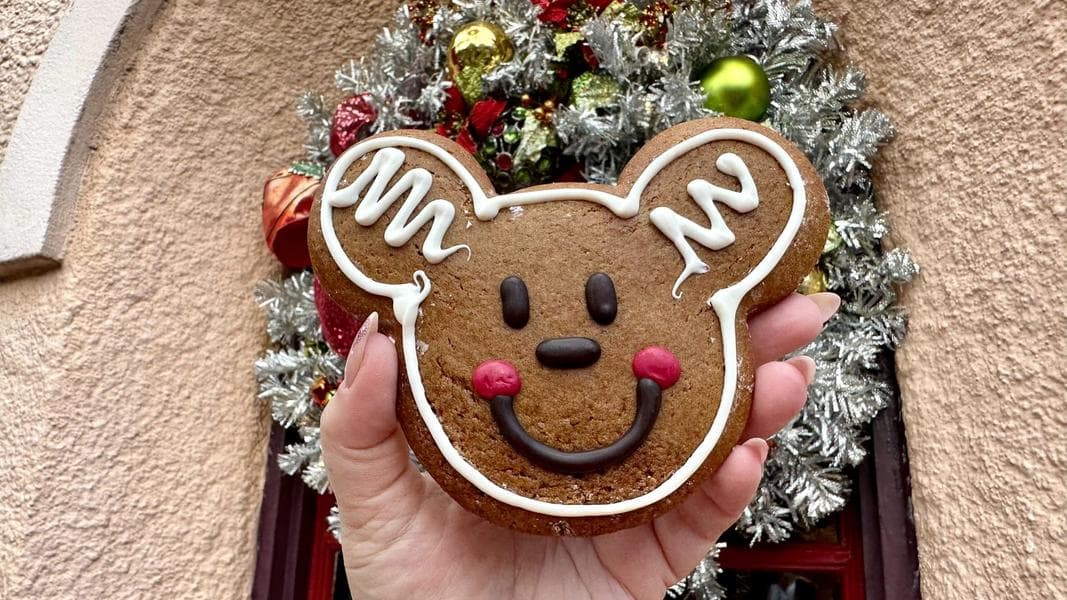 REVIEW: Mickey Gingerbread Cookie Returns for 2023 Holidays at Disney’s Hollywood Studios