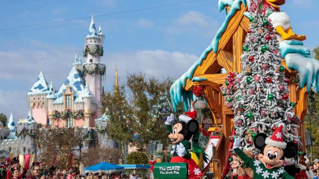 When Does Christmas Start at Disneyland?
