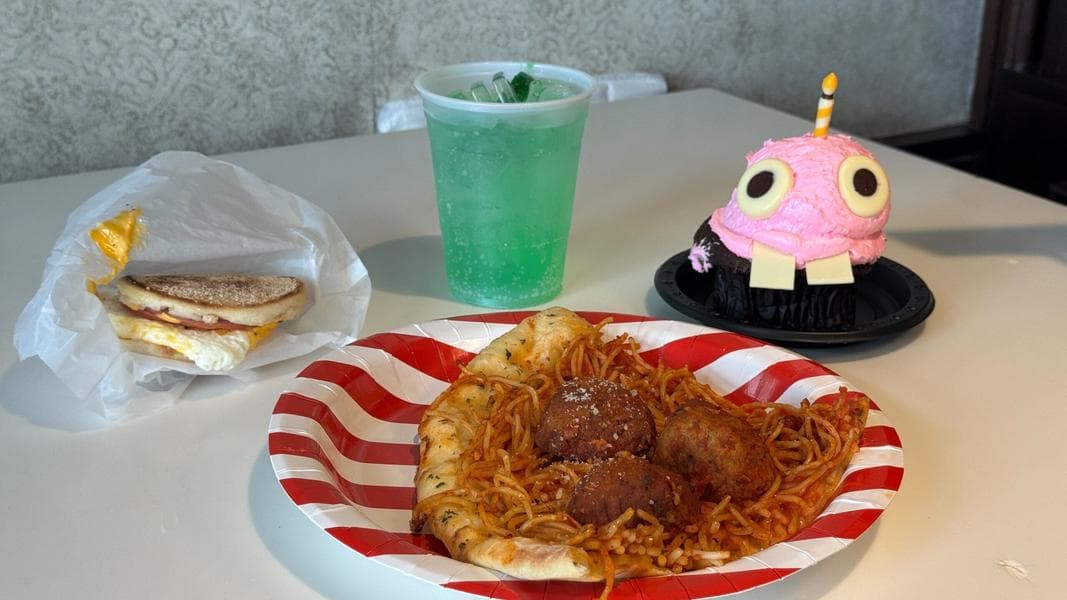 Did We Even Eat Pizza From Freddy Fazbear’s Pizza at HHN 2025? Reviewed and Rated