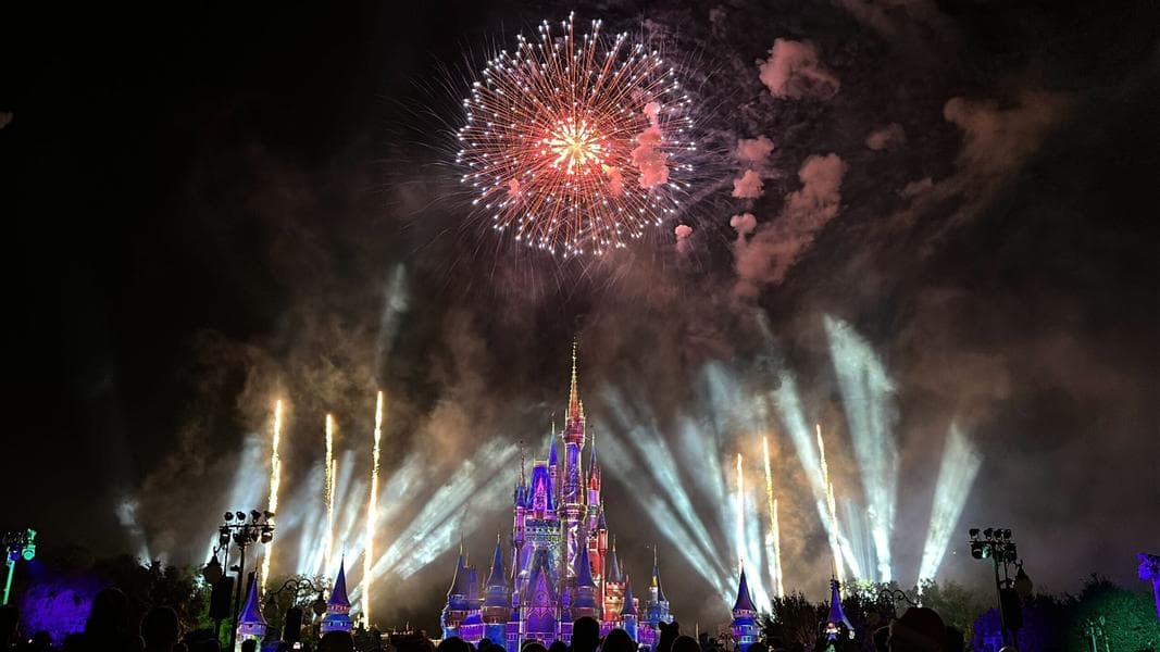 Minnie’s Wonderful Christmastime Fireworks at Mickey’s Very Merry Christmas Party 2025