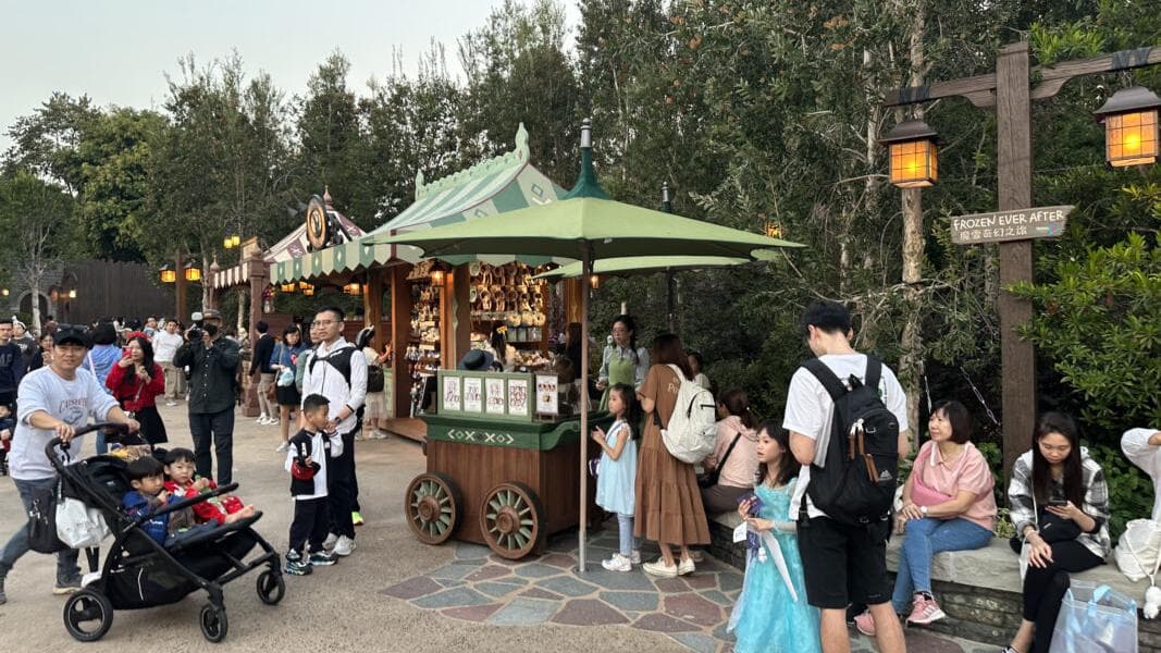 PHOTOS: Traveling Traders Merchandise Kiosk Offers Face Painting & Hair Styling at World of Frozen in Hong Kong Disneyland