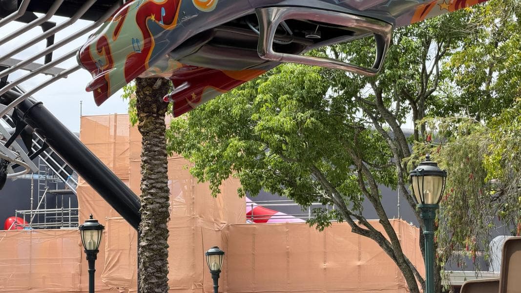 Rock ‘n’ Roller Coaster Building Almost Completely Repainted, More Color Added to Guitar