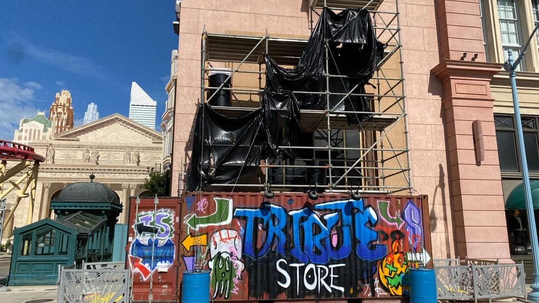 Tribute Store Scaffolding, ‘Nightmare Fuel’ Signs, and More Halloween Horror Nights 33 Preparation