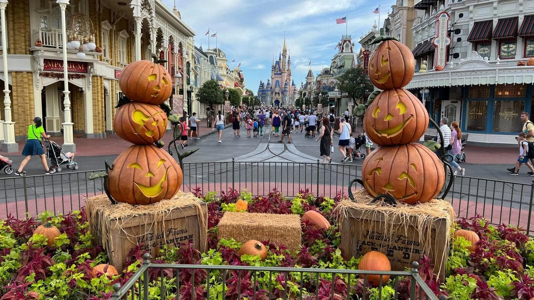 PHOTOS: Main Street Scarecrows, Jack-o’-Lanterns, and More Halloween Decor Arrives at Magic Kingdom