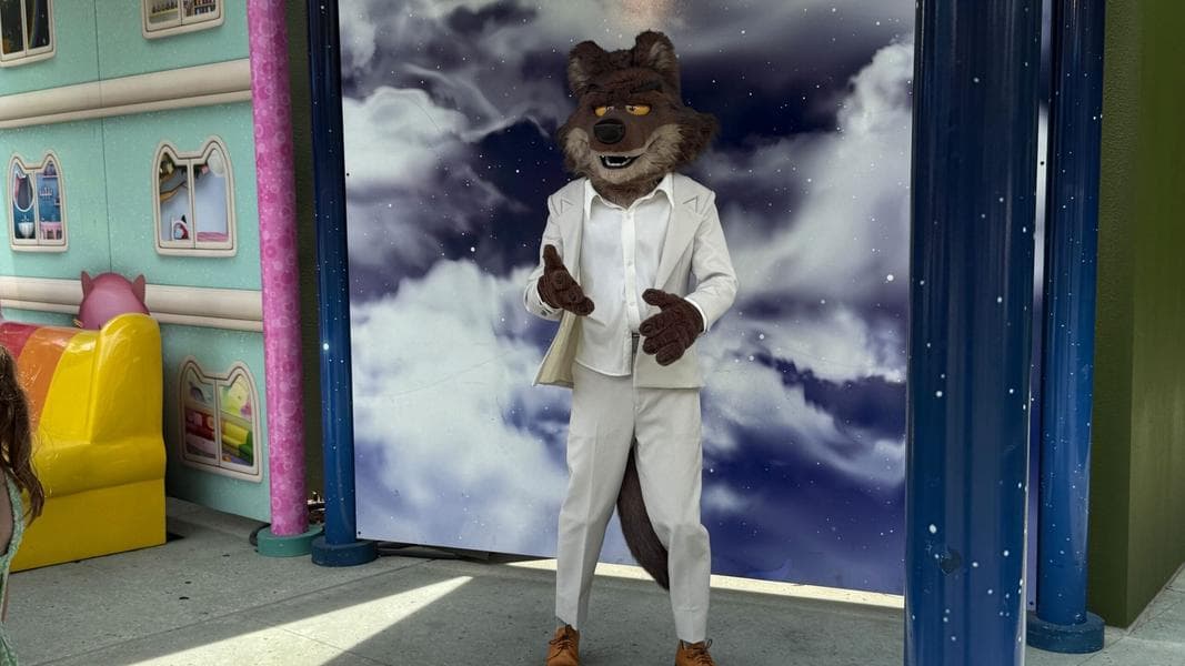PHOTOS, VIDEO: Mr. Wolf from The Bad Guys 2 Meet and Greet Debuts at Universal Studios Florida