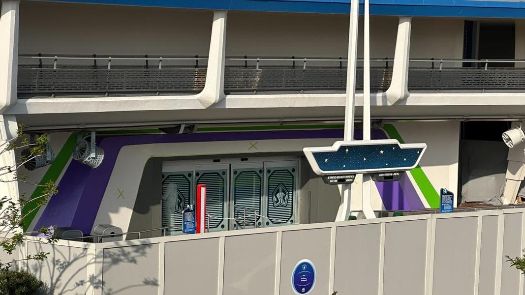 Buzz Lightyear’s Space Ranger Spin Exterior Painted Purple & Green