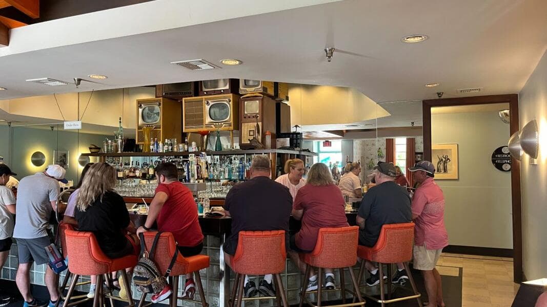 PHOTOS: Tune-In Lounge Bar Seating Returns at Disney’s Hollywood Studios