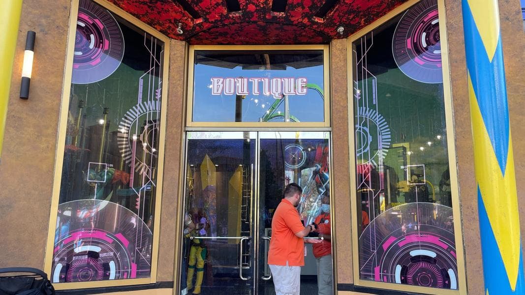 Marvel Super Hero Island Boutique Reopens, Mistletoe Pines Village Tees, New Beetlejuice Meet & Greet Location, and More: Universal Orlando Resort Photo Report 12/20/21
