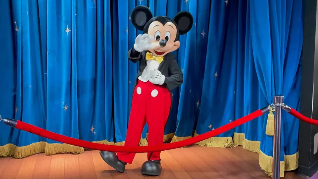 PHOTO REPORT: EPCOT 11/19/21 (Mickey Mouse Returns to Meet Guests, New Youth Minnie Mouse Apparel, and More)