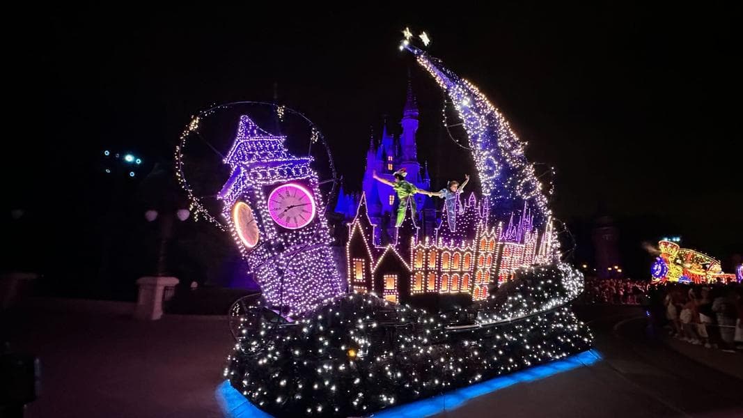 Peter Pan & Wendy Fly for the First Time in Disney Starlight Parade at Walt Disney World