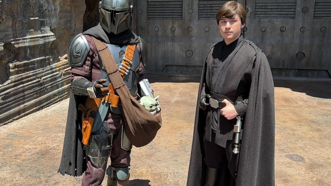 PHOTOS: Luke Skywalker Catches Up With the Mandalorian for Galaxy’s Edge Timeline Shift