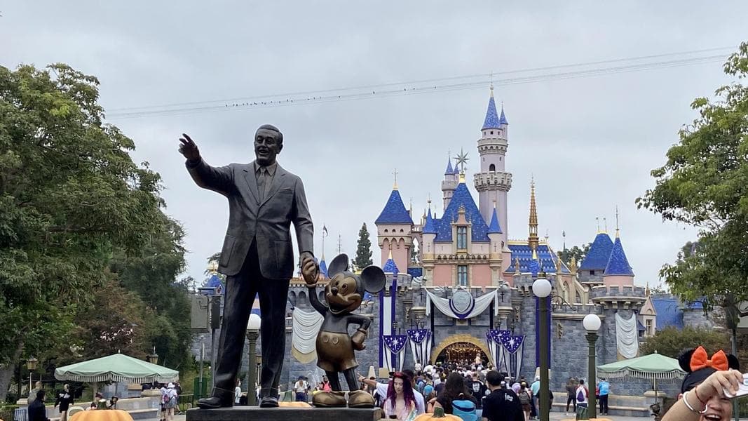 News roundup: Disneyland performers union / Seasonal hiring spree / Dorney Park additions
