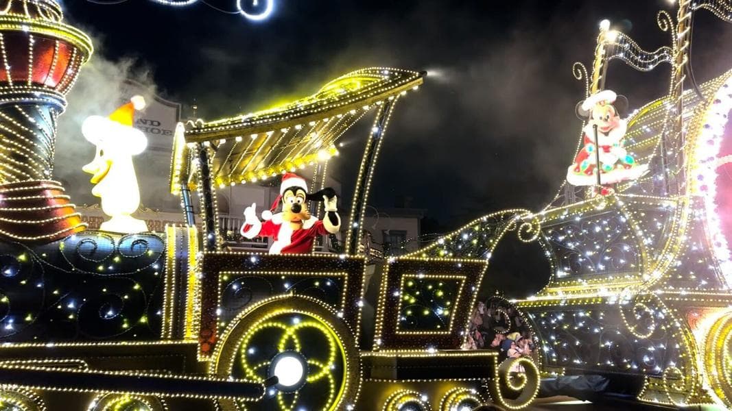 PHOTOS, VIDEO: Nighttime Christmas Version of Tokyo Disneyland Electrical Parade DreamLights Returns for 2023 Holidays