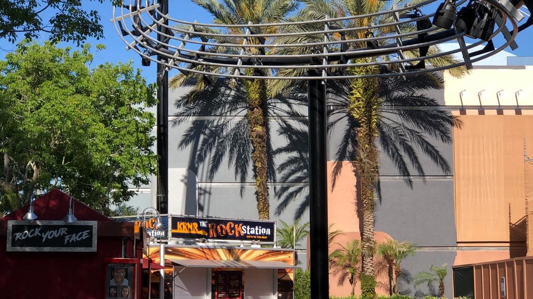 More Gray Paint on Building of Rock ‘n’ Roller Coaster Starring The Muppets