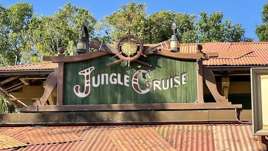 PHOTO REPORT: Magic Kingdom 7/21/21 (Character Cavalcade Times Made Public, Tony’s Restaurant Sign Removed, Jungle Cruise Gets New Sign, and More)