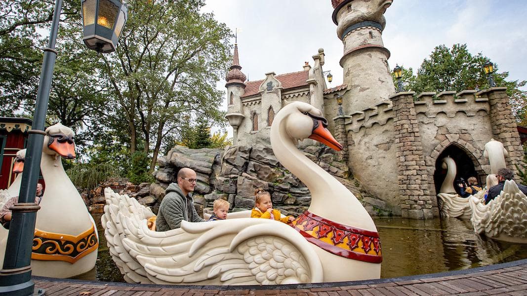 Efteling opens new fairytale mini boat ride, ‘The Six Swans’