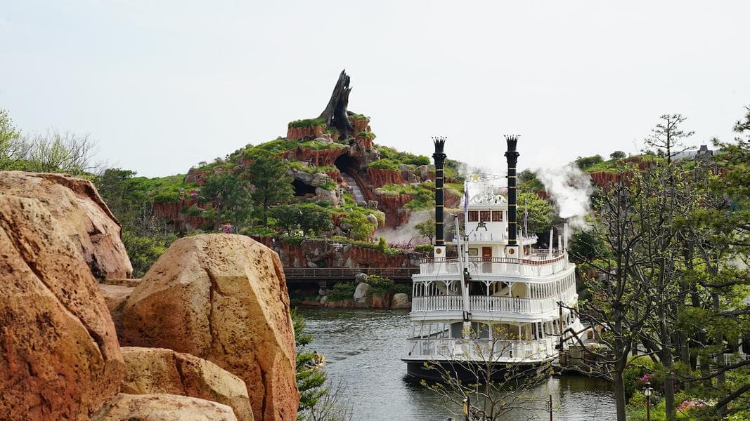 PHOTO REPORT: Tokyo Disneyland 4/8/21 (Capacity Increased, New Prizes, The Happy Fair with Baymax, Swiss Family Treehouse Reopens, and More)