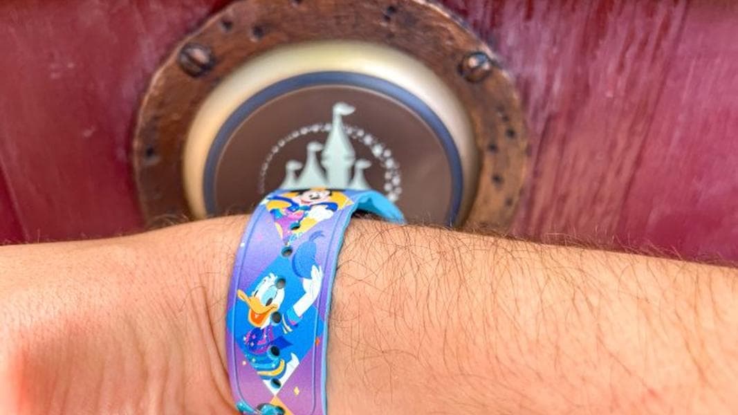 A NEW Disney MagicBand Feature Unlocks a FREE Souvenir For Collectors