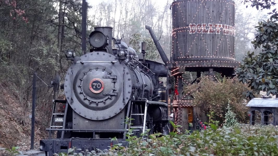 A Day at Dollywood’s Smoky Mountain Christmas 2016