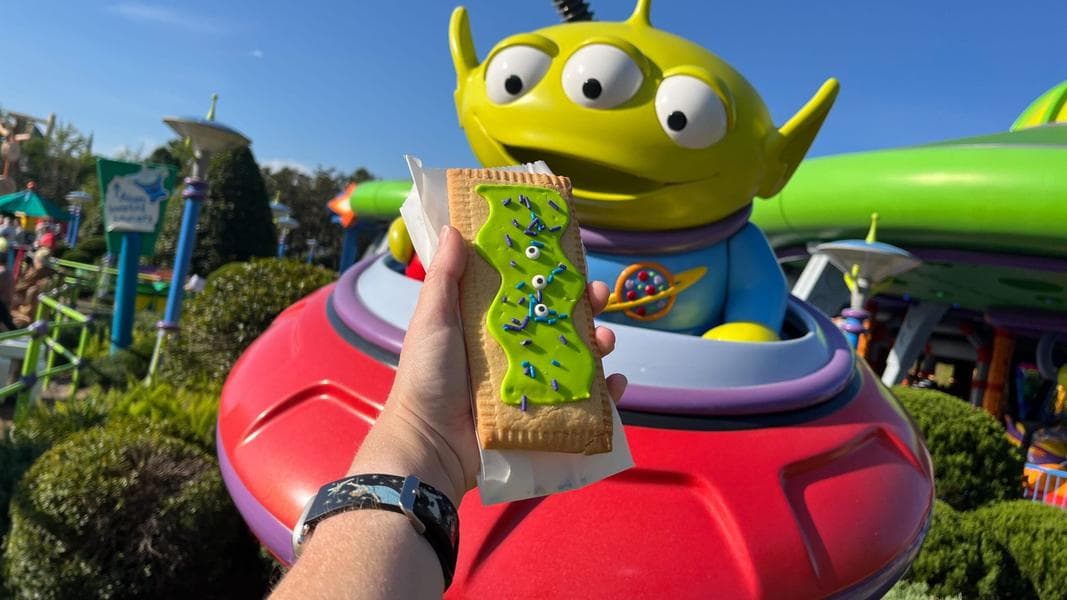 REVIEW: ‘Toy Story’ The Clawwww! Lunch Box Tart Debuts at Disney’s Hollywood Studios