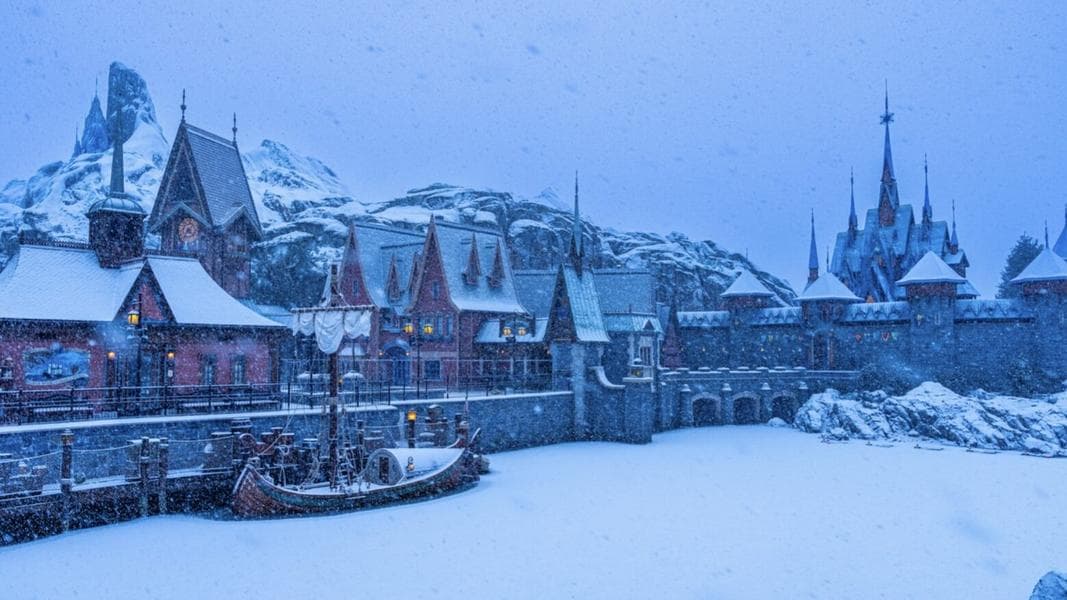 First Snow of the Year Falls on World of Frozen at Disneyland Paris