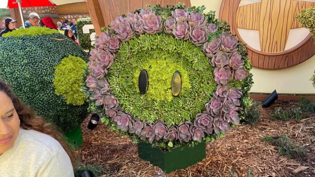 New Power-Up and ? Block-Themed Topiaries Installed in Super Nintendo World at Universal Studios Hollywood