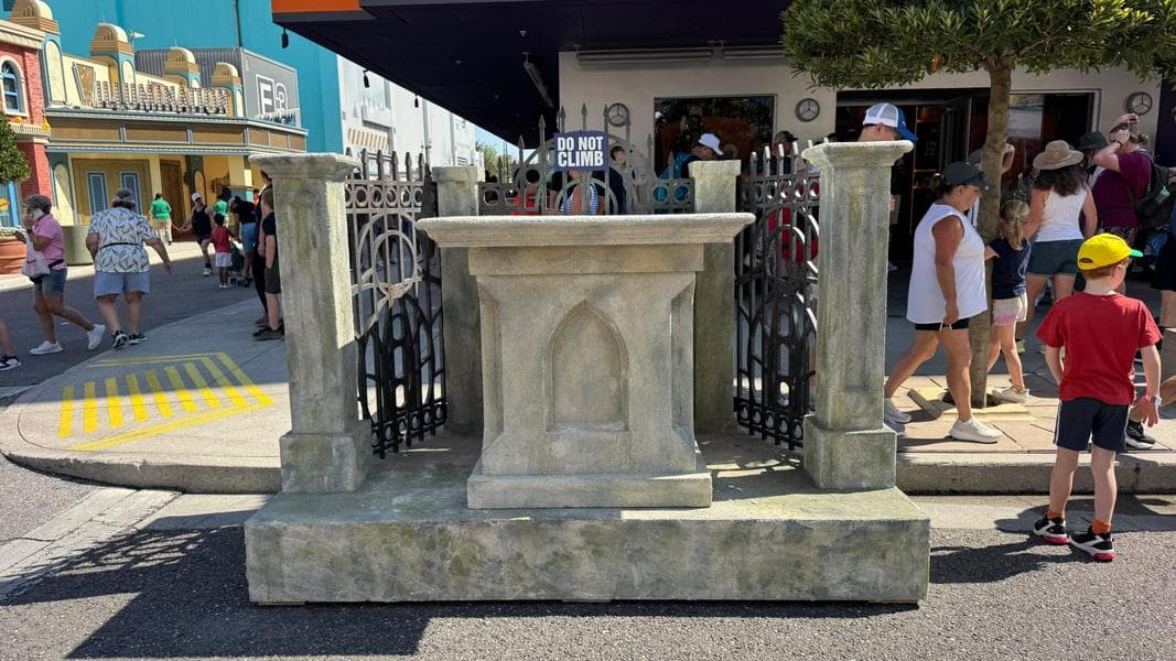 Scare Zone Set Pieces Arrive at Minion Land for Halloween Horror Nights 34