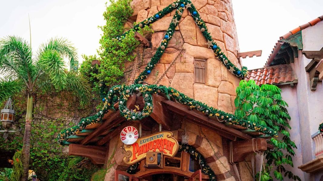 Christmas arrives, new theme-park details, Universal’s nighttime spectaculars return: Your weekly recap