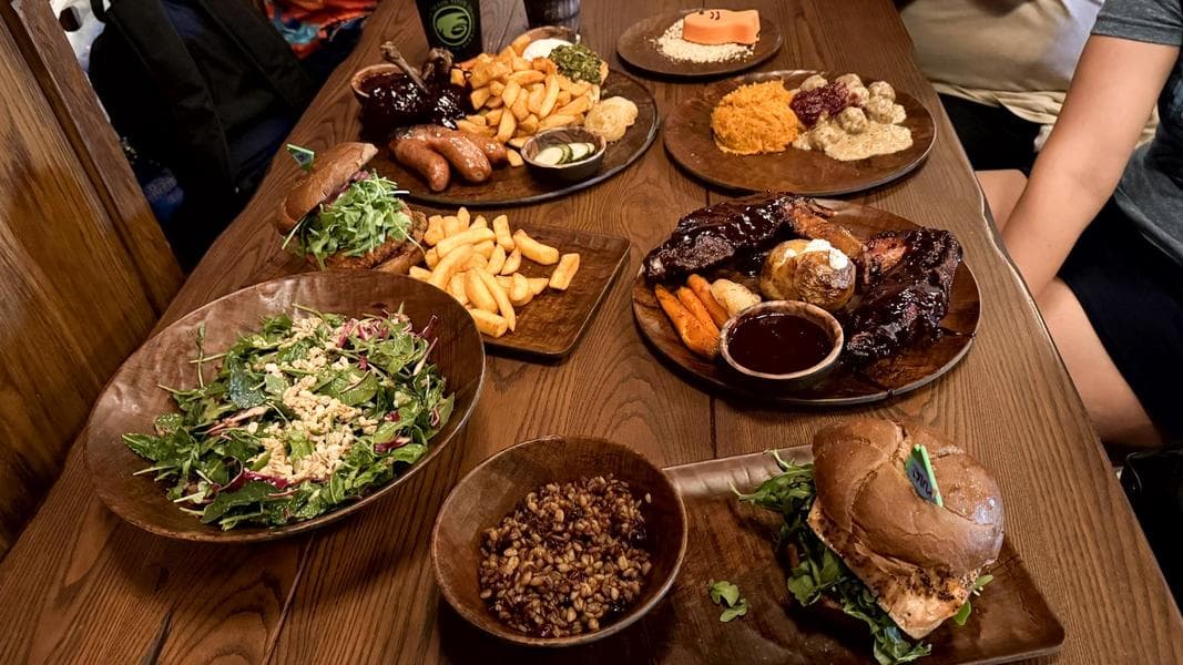 REVIEW: Feast Like a Viking at the Mead Hall in How to Train Your Dragon – Isle of Berk at Epic Universe