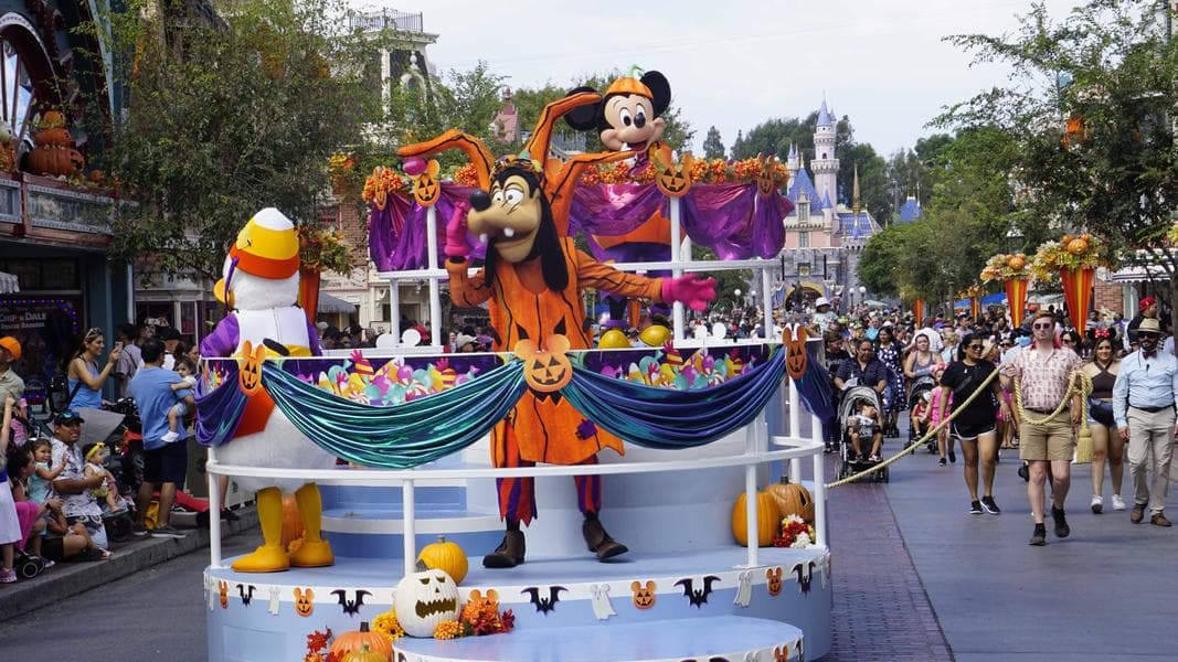 PHOTOS, VIDEO: 2022 Halloween Cavalcade Debuts at Disneyland Featuring Tokyo Parade Music