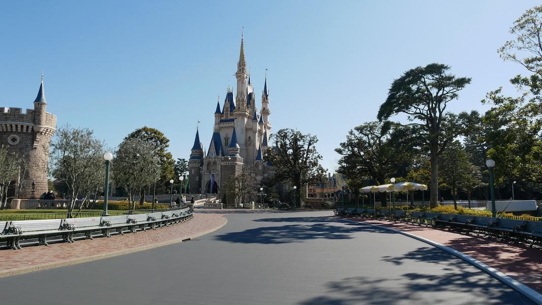 PHOTO REPORT: Tokyo Disneyland 1/13/21 (Characters Everywhere, Record Low Crowds, New Year’s Decorations, & More!)