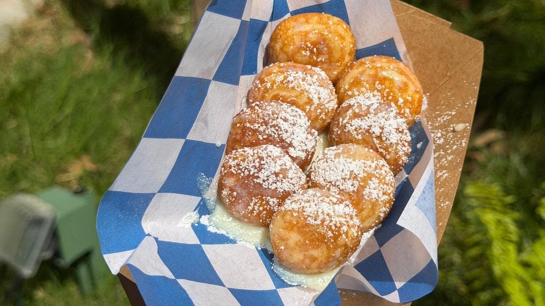 REVIEW: Poffertjes! Poffertjes! Bluey-Themed Dutch Pancakes at Disneyland Park